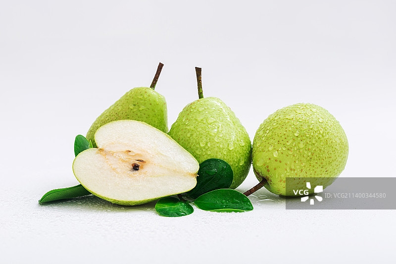 白色背景上的新鲜香酥梨图片素材