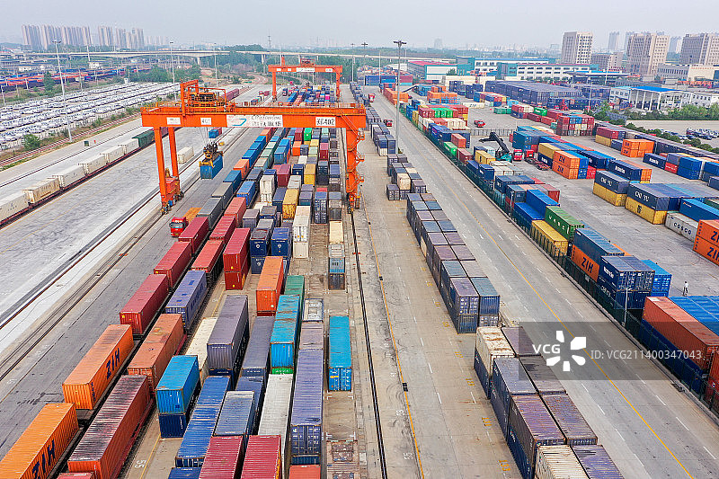 航拍河南郑州国际陆港 郑州铁路口岸集装箱吊装点 中欧班列集结中心图片素材