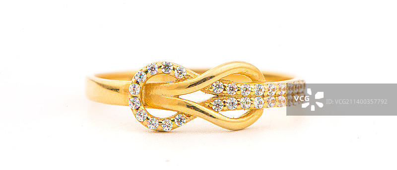 白色背景上的一枚金戒指图片素材