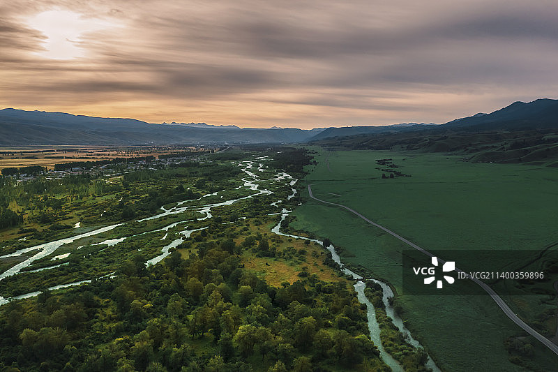 航拍视觉下的新源县图片素材