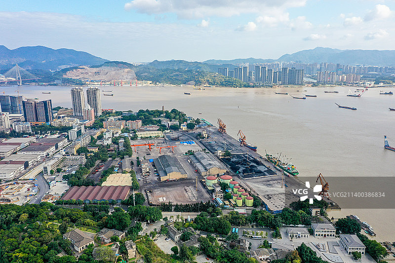 航拍福建福州马尾港作业区 闽江港口码头图片素材