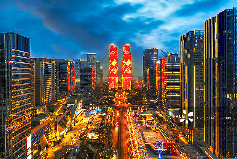 四川成都交子大道天府双塔夜景航拍图图片素材