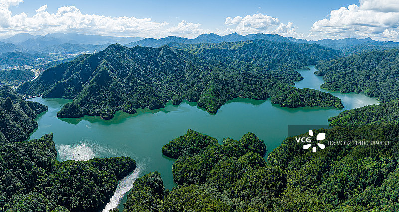 中国广西蒙山县茶山湖风景区云雾缭绕风景如画图片素材