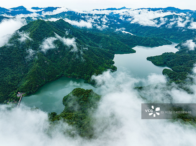 中国广西蒙山县茶山湖风景区云雾缭绕风景如画图片素材