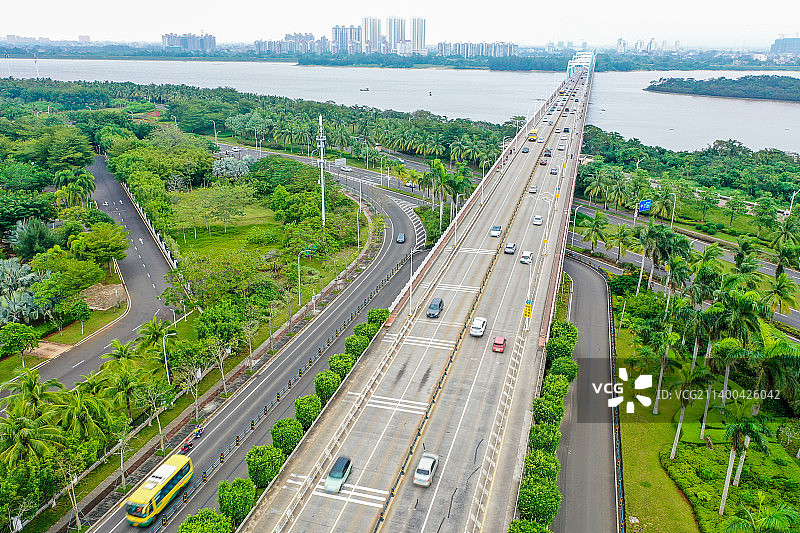 航拍海南海口城市道路 热带植物行道树图片素材