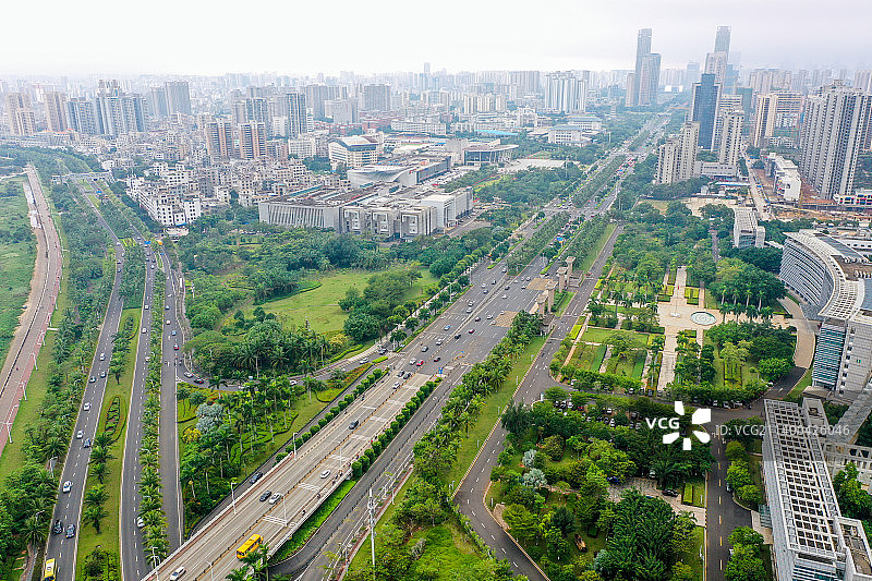 航拍海南海口城市道路 热带植物行道树图片素材