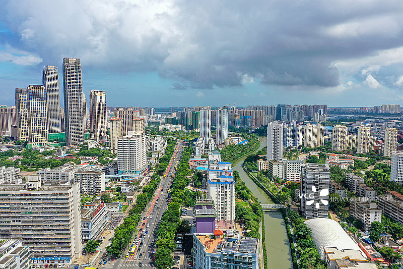 航拍海南海口琼山区城区建筑群蓝天白云风光图片素材