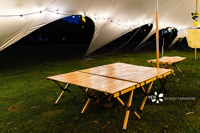 惠州大亚湾澳头城市里的露营地，露营，帐篷，野餐图片素材