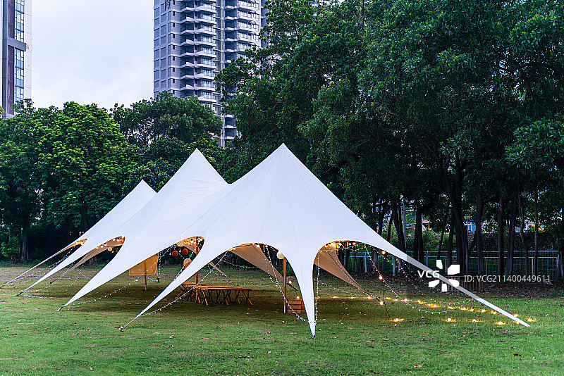 惠州大亚湾澳头城市里的露营地，露营，帐篷，野餐图片素材