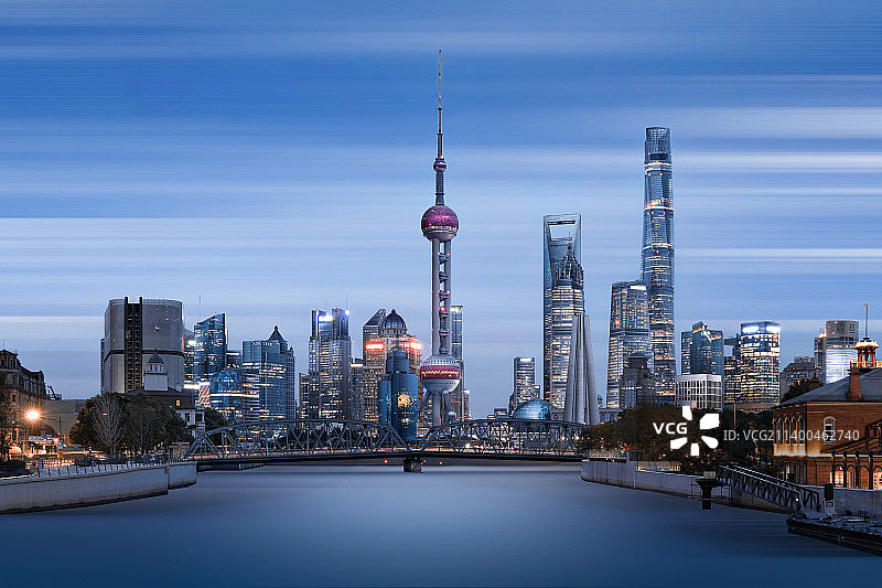 上海三件套明度建筑夜景长曝光图片素材
