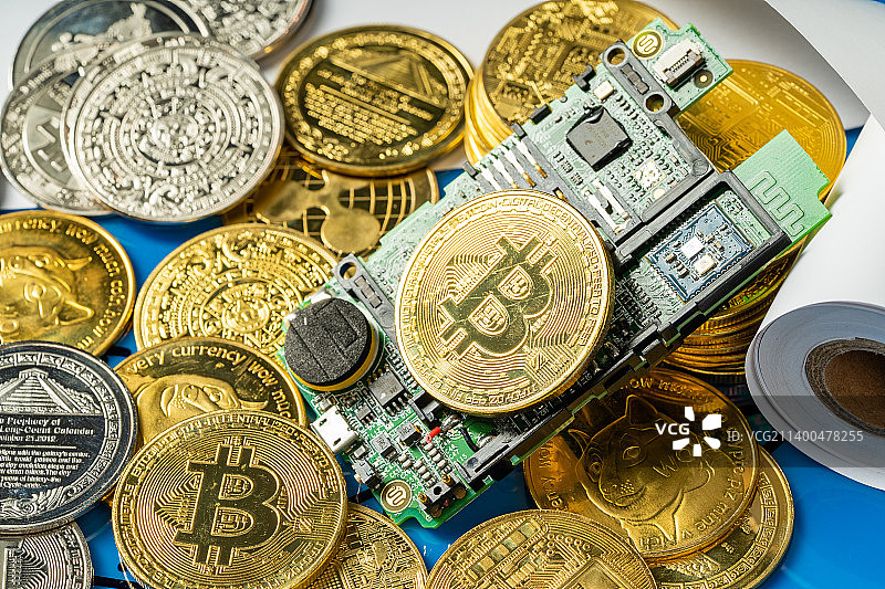 蓝色背景下的网络虚拟货币图片素材