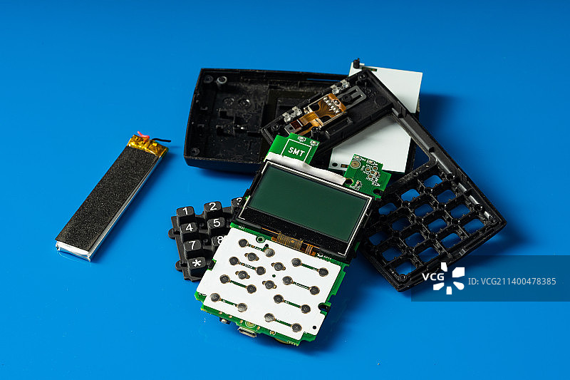 蓝色背景下被拆解的POS机图片素材