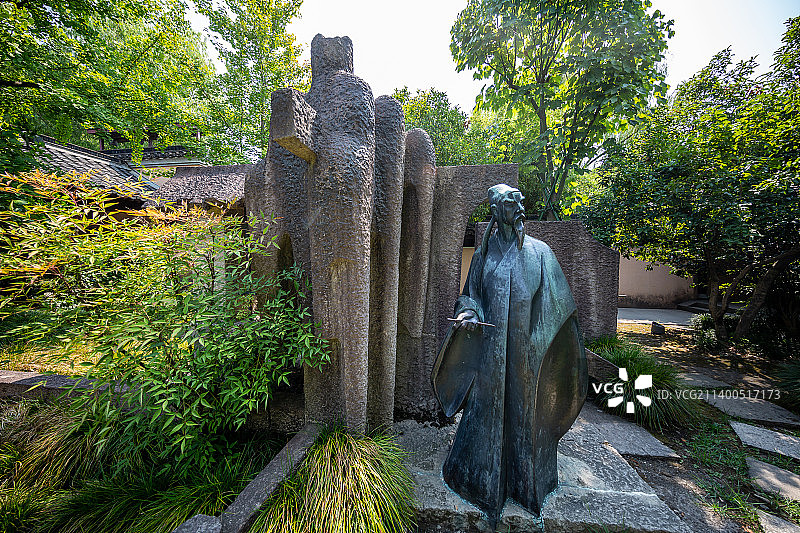 浙江绍兴沈园：孤村夜雨（雕塑表现了陆游边务农，边写作，边发挥医技特长，为父老乡亲采药、煎药的生活）图片素材