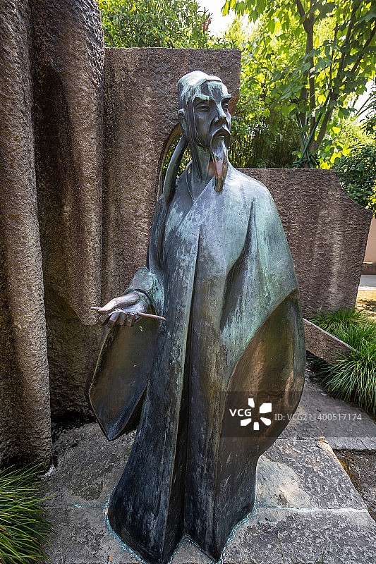 浙江绍兴沈园：孤村夜雨（雕塑表现了陆游边务农，边写作，边发挥医技特长，为父老乡亲采药、煎药的生活）图片素材