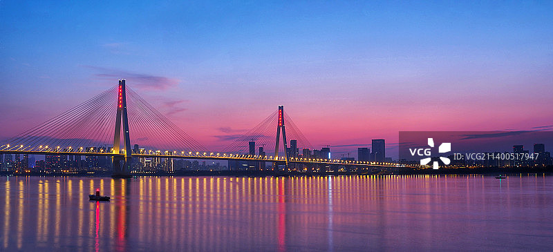 武汉二七长江大桥蓝调时刻图片素材