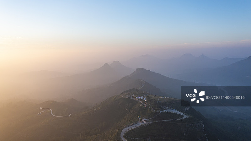 航拍山东省沂蒙山世界地质公园岱崮景区日出风景图片素材