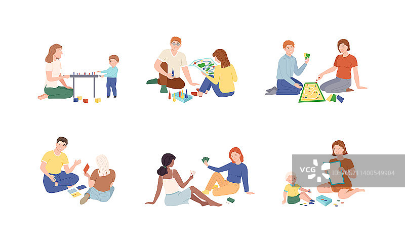 人们玩棋盘游戏图片素材