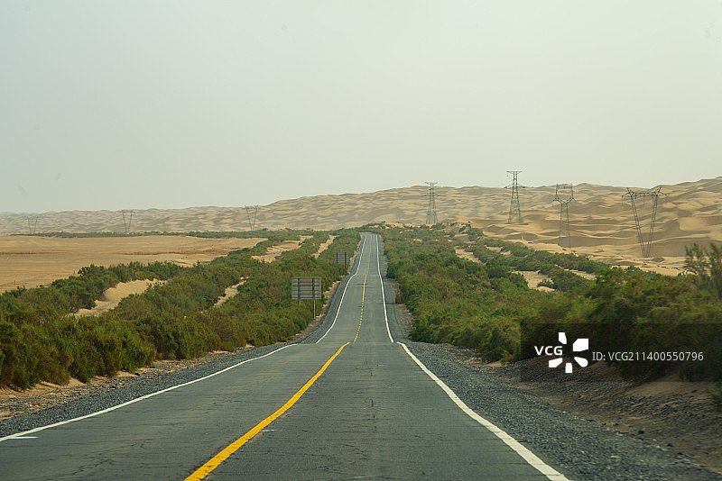 新疆塔里木沙漠公路图片素材