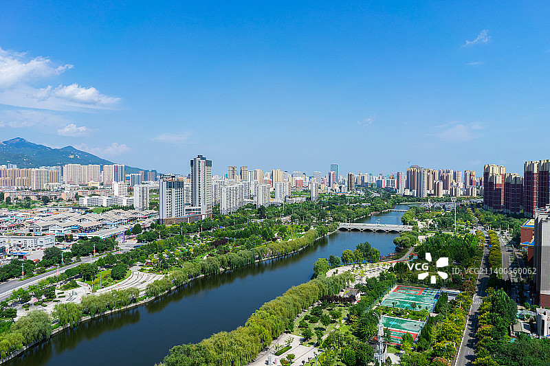 中国城市建筑拍摄主题，山东泰安城市风光高视角俯拍蓝色的天空，居住区住宅楼房，泰山山脉和泮河大桥图片素材