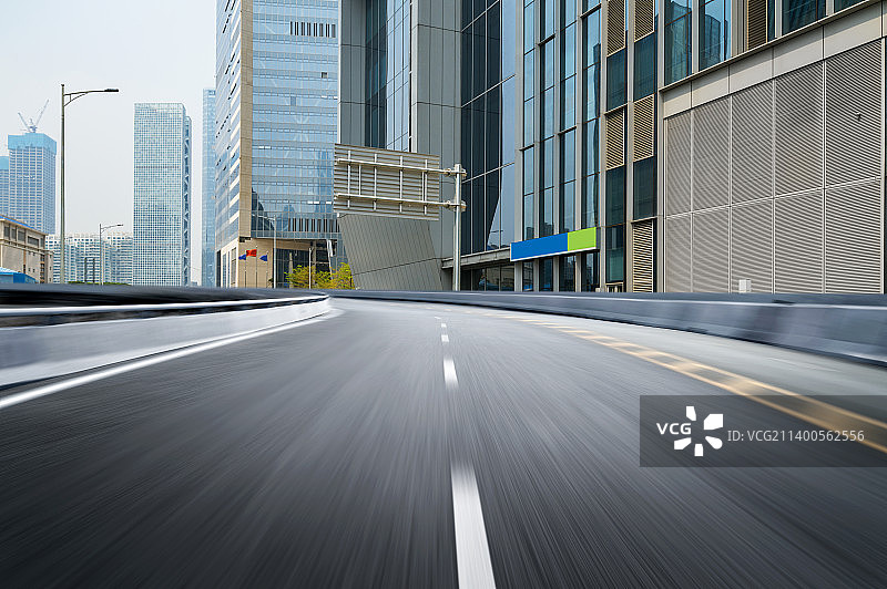 汽车广告背景图，公路和深圳城市风光图片素材