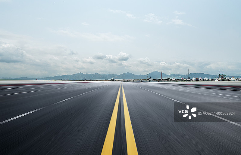 汽车广告背景图，公路和深圳夜景城市风光图片素材