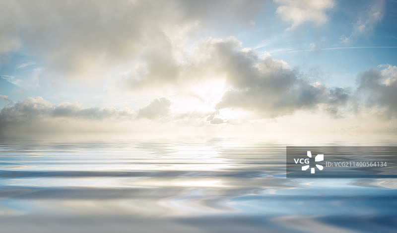 日落时平静的湖面图片素材