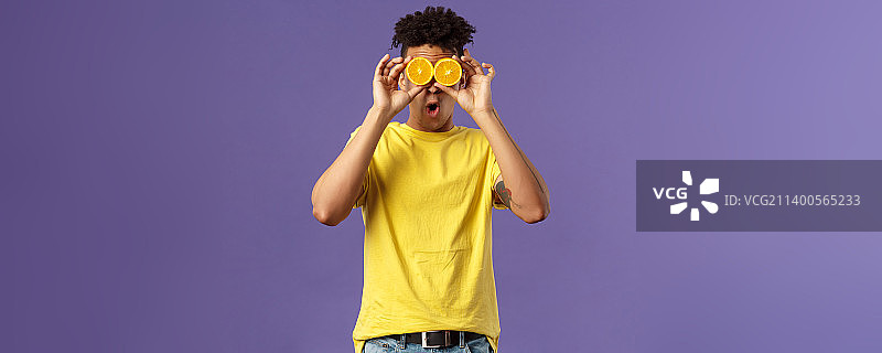 假期维生素概念：一个有趣和爱玩的人像图片素材