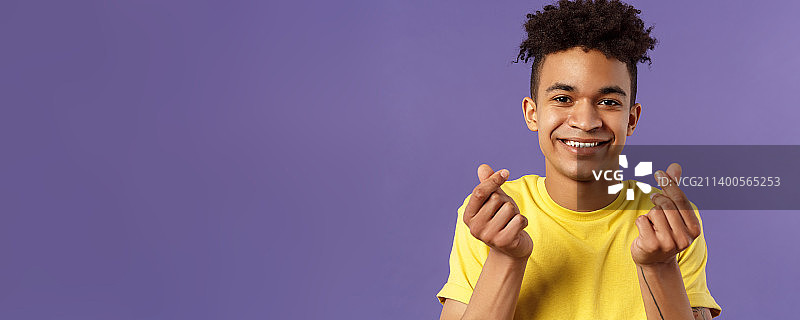 可爱的年轻男子，蓬松发型特写，展示图片素材