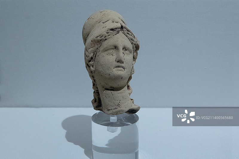北京中国国家博物馆意大利文物展戴大礼帽女子头像赤土陶图片素材