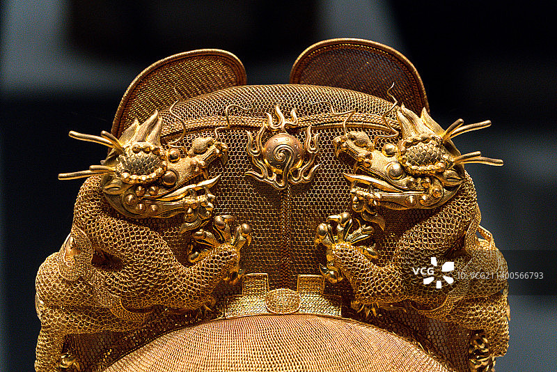 北京昌平明定陵万历帝棺出土文物，金翼善冠图片素材