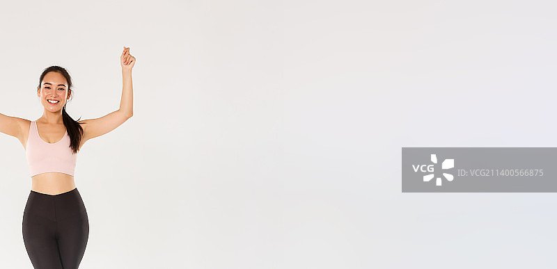 苗条健康的亚洲微笑女孩站立健身全身照图片素材