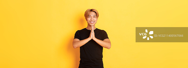 面带微笑、心怀感恩的亚洲金发男子图片素材