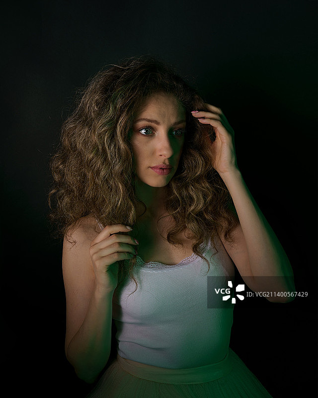 黑色背景下的年轻美丽女人肖像，保加利亚瓦尔纳图片素材
