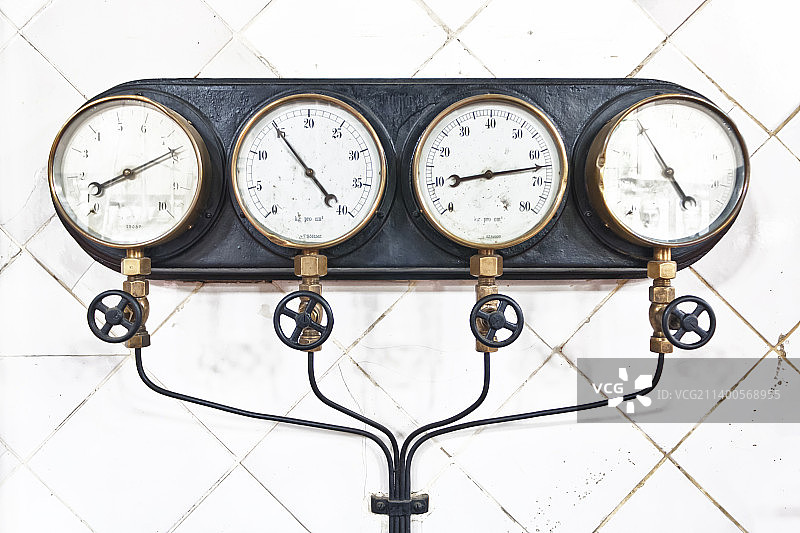 西班牙瓷砖地面上的时钟俯视图图片素材