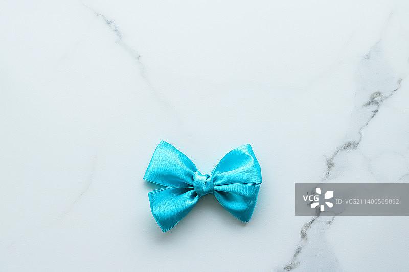 大理石上的蓝色丝带，顶视图图片素材