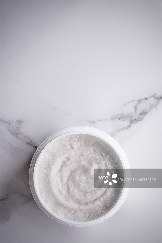 大理石上的磨砂和去角质霜产品，平铺图片素材