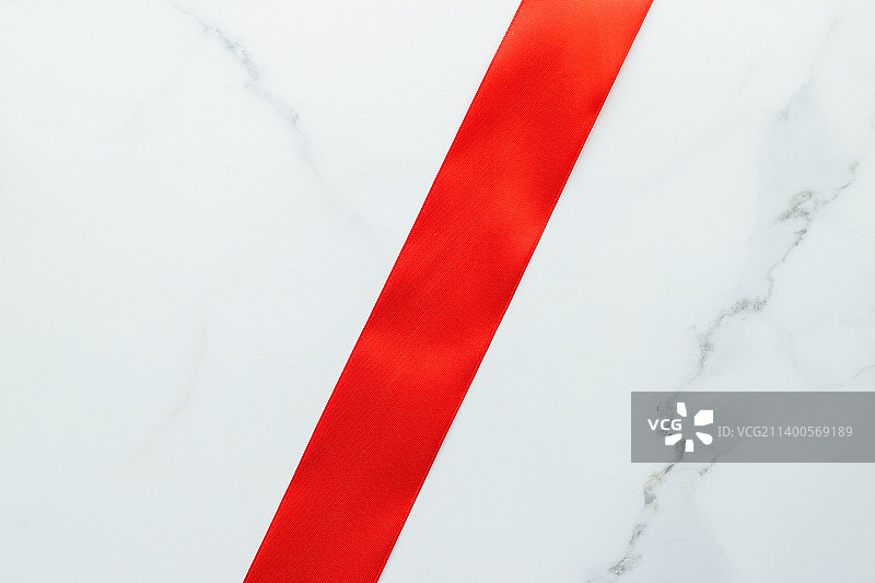 大理石上的红色丝绸缎带俯视图图片素材