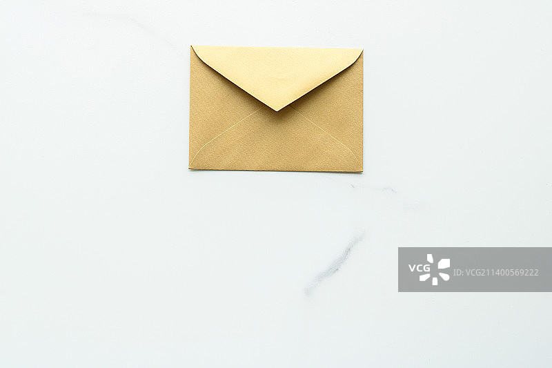 白色背景上信封的俯视图图片素材