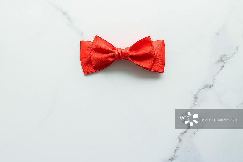 大理石上的红色丝绸缎带俯视图图片素材