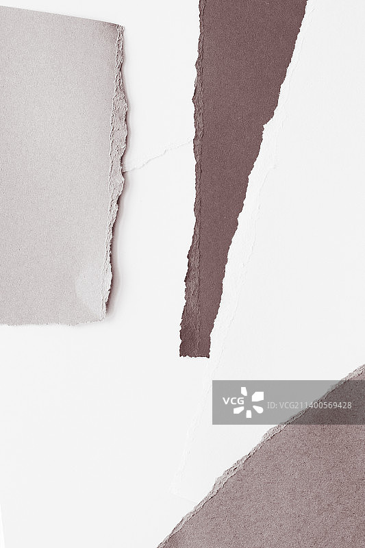 白色墙壁上的纸张撕裂特写图片素材