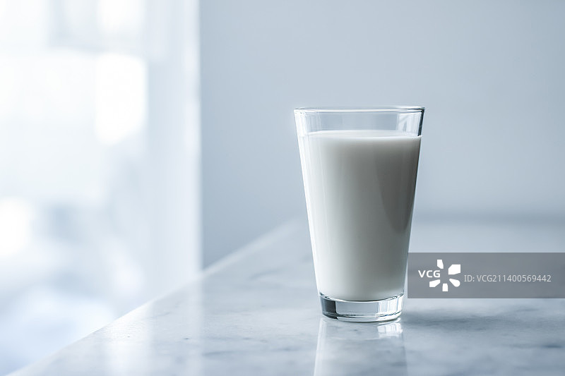 世界牛奶日：大理石桌上的满杯牛奶图片素材