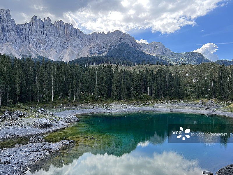 湖和山的景色映衬着天空图片素材