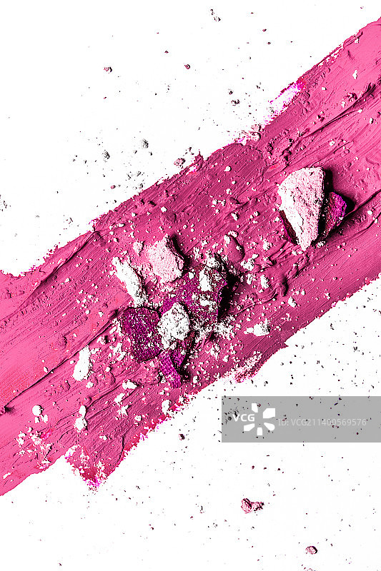 白色背景上的口红和眼影艺术涂抹特写图片素材