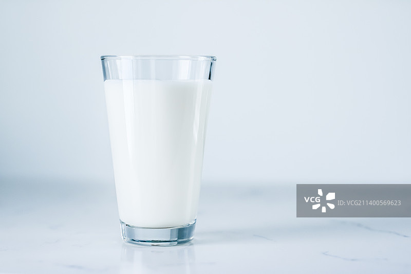 世界牛奶日：大理石桌上的满杯牛奶图片素材