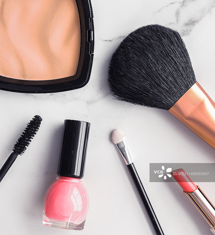 桌子上的美容产品高角度景观图片素材