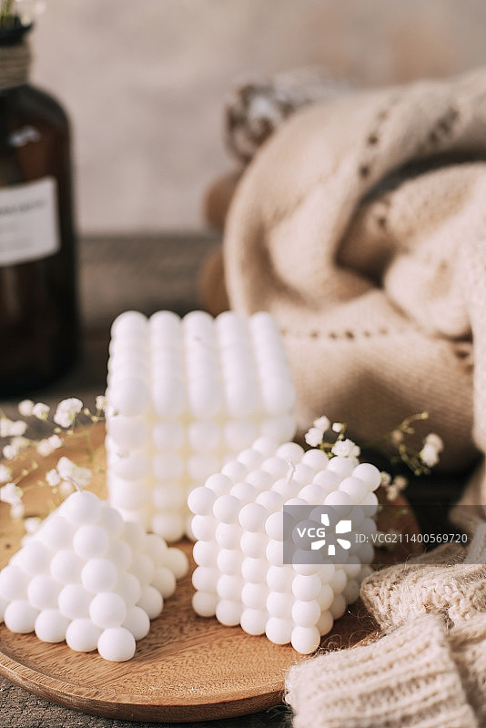 木制烛台上的巴布蜡烛特写静物，Hygge概念选择性聚焦图片素材