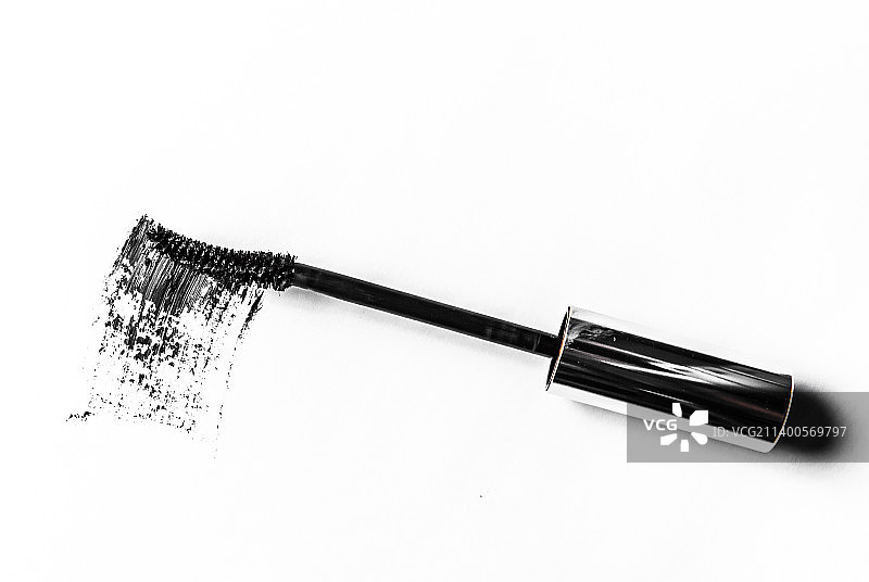 白色背景上的黑色睫毛膏刷痕特写图片素材