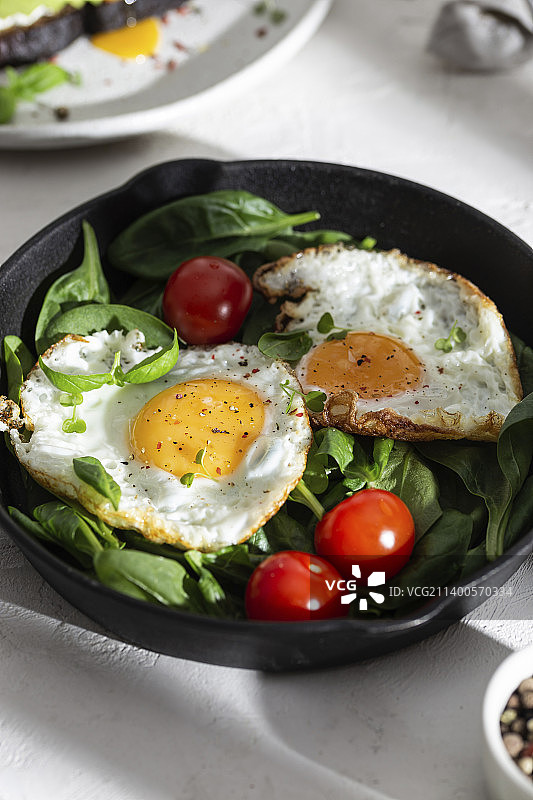 平底锅里的煎蛋蔬菜早餐图片素材