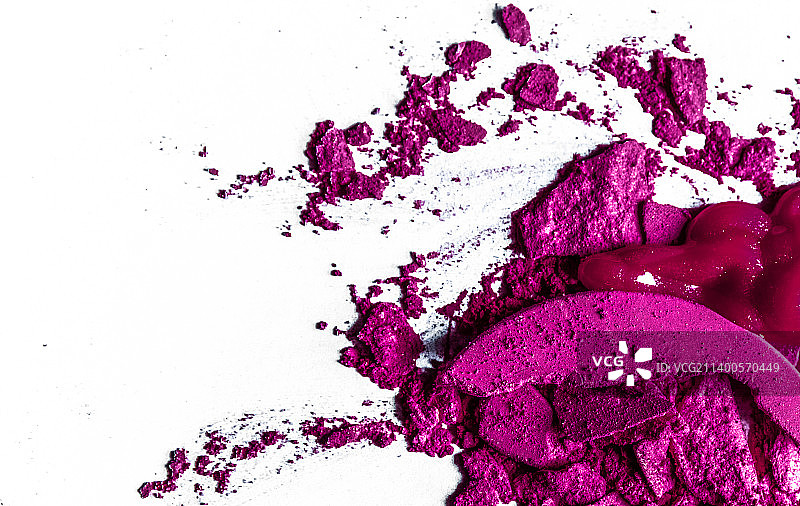 白色背景上的眼影、口红和粉末碎屑图片素材