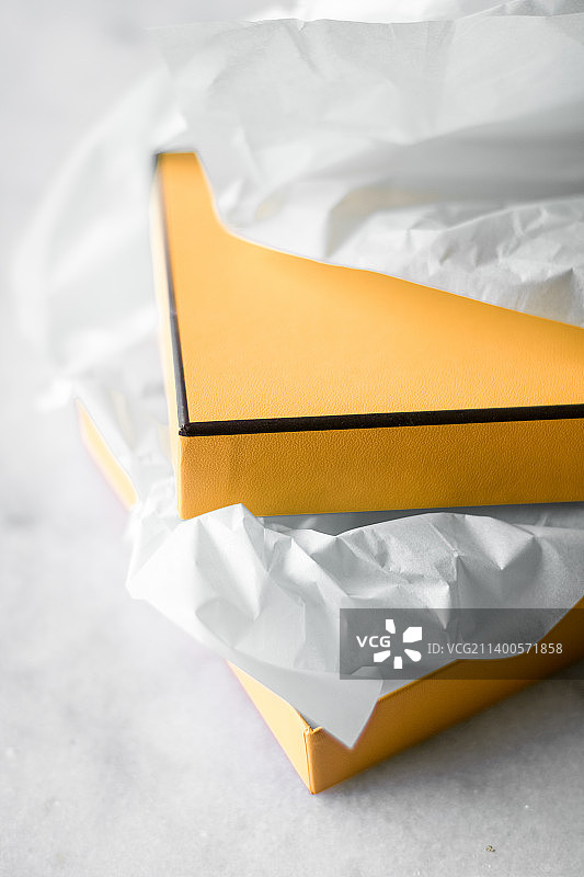 桌子上的礼品盒高角度视图图片素材